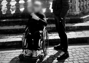 Πάτρα: Η μητέρα ξεσπά για τον γιό της σε καροτσάκι που δεν έχει πρόσβαση στο σχολείο του – “Ο Δήμος να αναλάβει τις ευθύνες του”