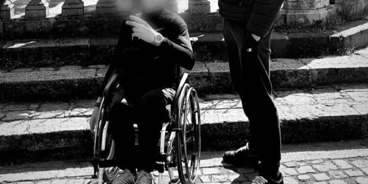 Πάτρα: Η μητέρα ξεσπά για τον γιό της σε καροτσάκι που δεν έχει πρόσβαση στο σχολείο του – “Ο Δήμος να αναλάβει τις ευθύνες του”