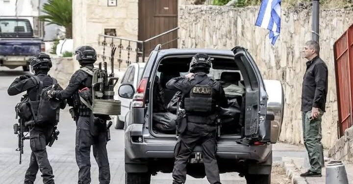 Βορίζια: Οι αστυνομικοί “χτενίζουν” την περιοχή για να βρουν τα όπλα του μακελειού