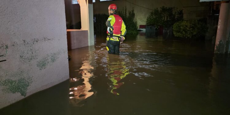 Η κακοκαιρία Adel “χτυπά” τη Δυτική Ελλάδα: Προβλήματα σε Αιτωλοακαρνανία και Κέρκυρα – Πλημμύρες και κλειστά σχολεία (ΦΩΤΟ & ΒΙΝΤΕΟ)