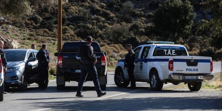 Βορίζια: «Χτενίζουν» την Κρήτη οι αστυνομικοί για τον εντοπισμό των τριών αδελφών που μετείχαν στο μακελειό – Σήμερα η κηδεία της 56χρονης