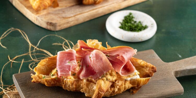 Kρουασάν γεμιστά με scrambled eggs και προσούτο