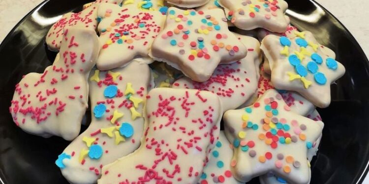 Μπισκότα βουτύρου με επικάλυψη λευκής σοκολάτας