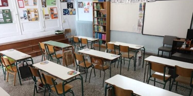 Επίθεση σε 15χρονο μαθητή από εξωσχολικούς μέσα σε σχολείο – Μεταφέρθηκε στο νοσοκομείο