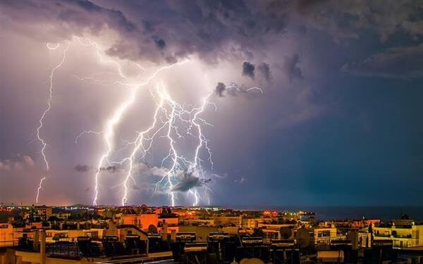 58.000 κεραυνοί έπεσαν στην Ελλάδα τις ώρες της κακοκαιρίας!