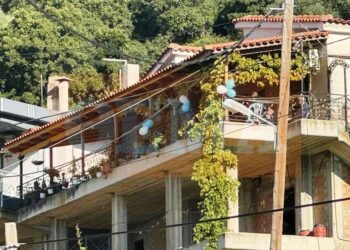 Δυτική Αχαΐα: Θρήνος στο σπίτι του μικρού Ανδρέα – Με μπαλόνια στο μπαλκόνι ετοιμάζονται να τον αποχαιρετήσουν (ΒΙΝΤΕΟ)