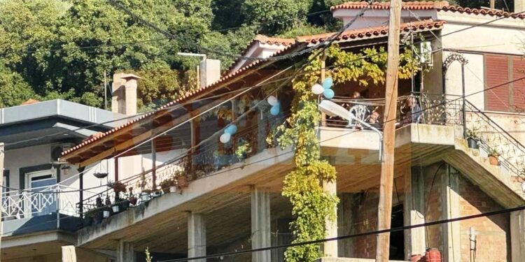 Δυτική Αχαΐα: Θρήνος στο σπίτι του μικρού Ανδρέα – Με μπαλόνια στο μπαλκόνι ετοιμάζονται να τον αποχαιρετήσουν (ΒΙΝΤΕΟ)