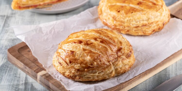 Ζαμπονοτυρόπιτα με σάλτσα πίτσας γεμάτη νοστιμιά!