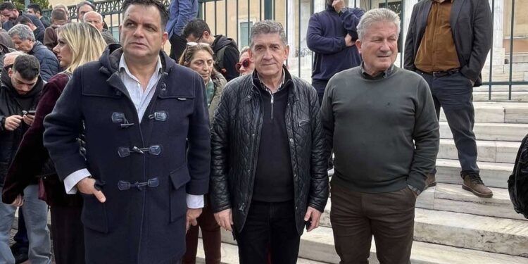 Στη συγκέντρωση διαμαρτυρίας στο Σύνταγμα ο Δήμαρχος Δυτικής Αχαΐας, Γρηγόρης Αλεξόπουλος