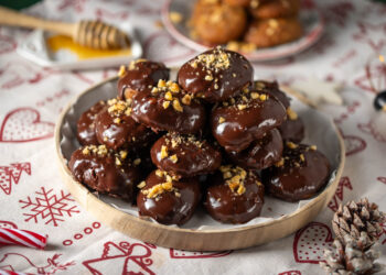 Μελομακάρονα με επικάλυψη σοκολάτας και καρύδι