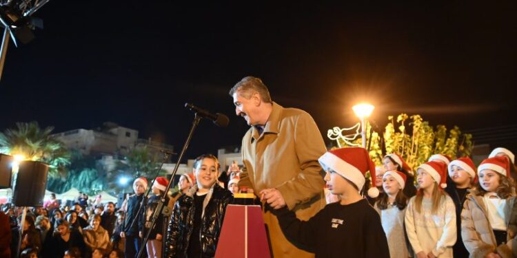 Δυτική Αχαΐα: Ο δήμος άναψε το Χριστουγεννιάτικο Δέντρο του και μοίρασε χαμόγελα και ελπίδα! ΦΩΤΟΓΡΑΦΙΕΣ