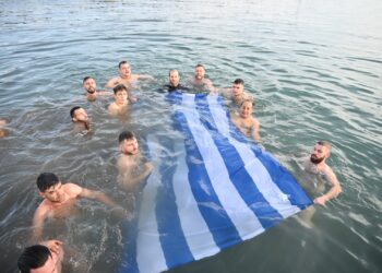 Θεοφάνεια – Αλυκές: Η συγκινητική στιγμή του Εθνικού Ύμνου μέσα στο νερό με την Εθνική Σημαία στα χέρια – ΒΙΝΤΕΟ