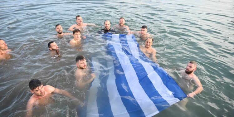 Θεοφάνεια – Αλυκές: Η συγκινητική στιγμή του Εθνικού Ύμνου μέσα στο νερό με την Εθνική Σημαία στα χέρια – ΒΙΝΤΕΟ