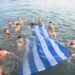 Θεοφάνεια – Αλυκές: Η συγκινητική στιγμή του Εθνικού Ύμνου μέσα στο νερό με την Εθνική Σημαία στα χέρια – ΒΙΝΤΕΟ