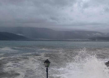 Παράλιο Άστρος: Βίντεο ντοκουμέντο με τη στιγμή που τα κύματα «χτυπούν» τον άτυχο λιμενικό, πατέρα ενός 8χρονου