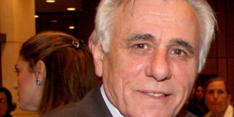 Πέθανε ο δημοσιογράφος Σπύρος Καρατζαφέρης