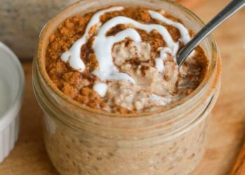 Overnight oats με γεύση cinnamon roll – Για όσους θέλουν ένα γλυκό και θρεπτικό πρωινό