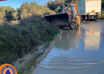 Καθαρισμός του δρόμου Ριόλος- Πέττα από φερτά υλικά και λάσπη