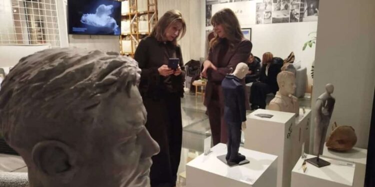 H Πατρινή εικαστικός που εκθέτει γλυπτά της στο Κολωνάκι (ΦΩΤΟ)