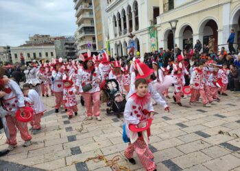 Καρναβάλι Μικρών 2026: ΔΕΙΤΕ ΖΩΝΤΑΝΑ την παρέλαση – Φωτογραφίες από τα καλύτερα στιγμιότυπα
