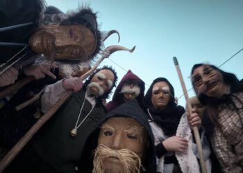 “Και του χρόνου Μπούλες” – Το έθιμο ζωντάνεψε και φέτος από τον σύλλογο Γομοστού – ΦΩΤΟ