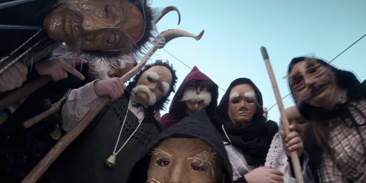 “Και του χρόνου Μπούλες” – Το έθιμο ζωντάνεψε και φέτος από τον σύλλογο Γομοστού – ΦΩΤΟ