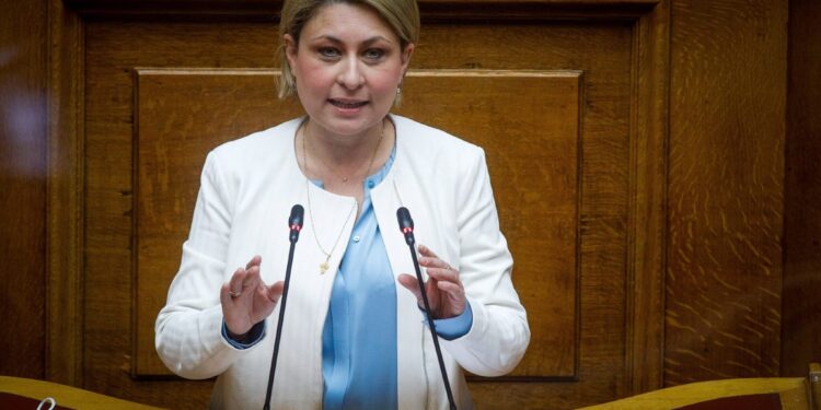 Πάτρα: Επίθεση με μπογιές στο πολιτικό γραφείο της Χριστίνας Αλεξοπούλου – ΦΩΤΟ