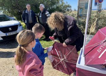 Καθαρά Δευτέρα στη Δυτική Αχαΐα: Ο Δήμος μοίρασε χαρταετούς σε μικρούς και μεγάλους! ΦΩΤΟ