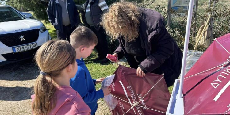 Καθαρά Δευτέρα στη Δυτική Αχαΐα: Ο Δήμος μοίρασε χαρταετούς σε μικρούς και μεγάλους! ΦΩΤΟ