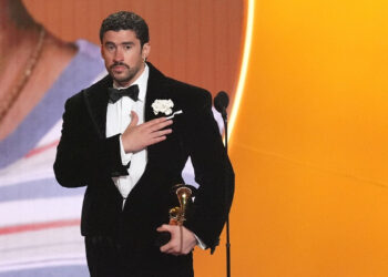 «ICE out, δεν είμαστε ζώα, είμαστε άνθρωποι και Αμερικανοί»: Το μήνυμα του Bad Bunny από τη σκηνή των Grammy