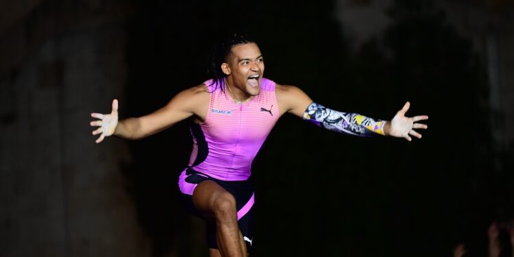 Τρομερός Καραλής: Πέταξε στα 6,17μ και «διέλυσε» το πανελλήνιο ρεκόρ!