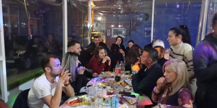 Κέφι και χαμόγελα στον αποκριάτικο χορό στο Μαζαράκι