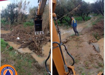 Δυτική Αχαΐα: Καθαρισμοί σε χαντάκια και δρόμους από φερτά υλικά λόγω των βροχοπτώσεων και το Σαββατοκύριακο