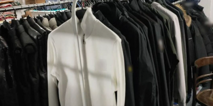 Κάτω Αχαΐα: Σπείρα εμπορευόταν πάνω από 28.000 “μαϊμού” ρούχα! 100.000 ευρώ το πρόστιμο – Δύο συλλήψεις