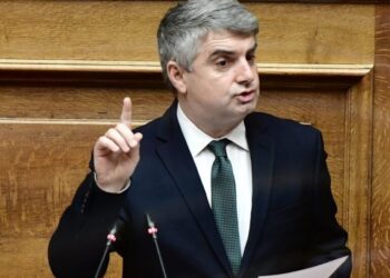 Ο Οδυσσέας Κωνσταντινόπουλος παραδίδει την έδρα του μετά τη διαγράφη του από το ΠΑΣΟΚ