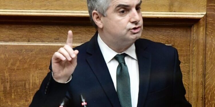 Ο Οδυσσέας Κωνσταντινόπουλος παραδίδει την έδρα του μετά τη διαγράφη του από το ΠΑΣΟΚ