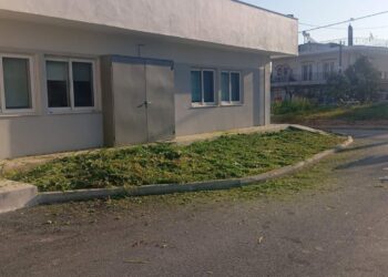 Κάτω Αχαΐα: Εργασίες καθαρισμού στον εξωτερικό χώρο του Κέντρου Υγείας παρουσία του Αντιδημάρχου Κώστα Ταπεινού – ΦΩΤΟ