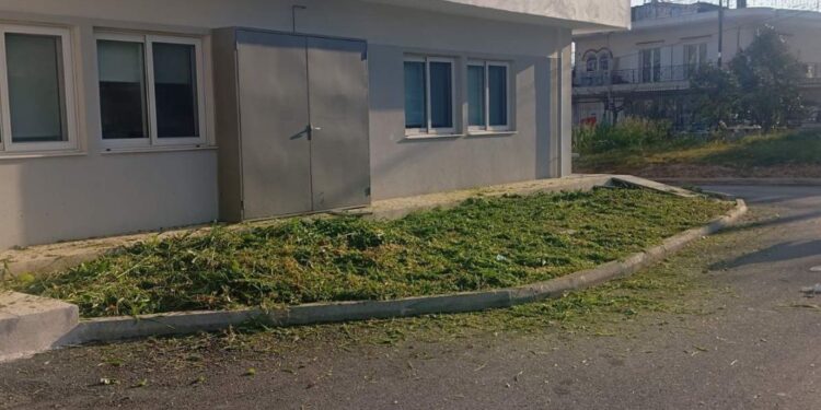 Κάτω Αχαΐα: Εργασίες καθαρισμού στον εξωτερικό χώρο του Κέντρου Υγείας παρουσία του Αντιδημάρχου Κώστα Ταπεινού – ΦΩΤΟ