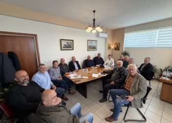 Κάτω Αχαΐα: Το μεγάλο έργο ανάπλασης της παραλιακής ζώνης συζητήθηκε μεταξύ άλλων στη συνάντηση του Δημάρχου με την Ένωση Ξενοδόχων
