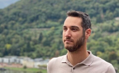 Συγκλονίζει ο Γιάννης Μπαρμπούνης από τον Αλισσό: «Είδα την τροχιά των πυραύλων πάνω από το κεφάλι μου»