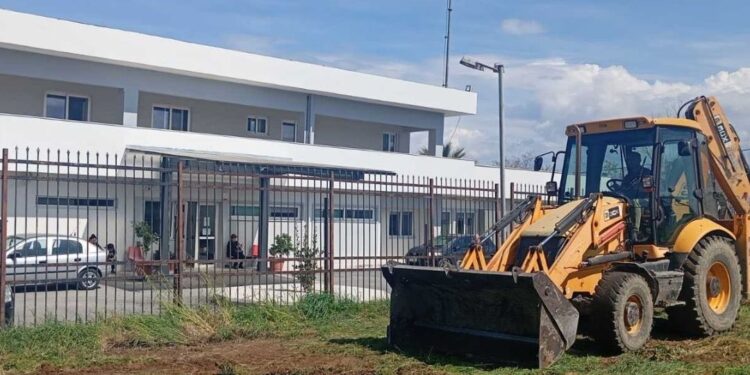 Εργασίες καθαρισμού στο χώρο του Κέντρου Υγείας στην Κάτω Αχαΐα