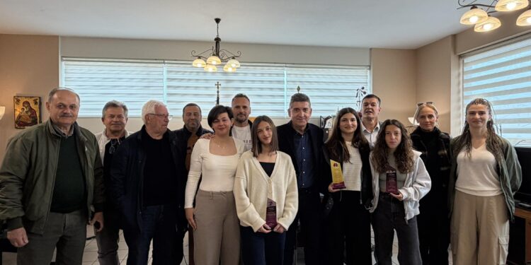 Την πρωταθλήτρια πυγμαχίας Μελίτα Ρεμπούτσικα και τις διακεκριμένες αθλήτριες στίβου Β. Αλεξανδροπούλου και Ισ. Μπουζάνη, υποδέχθηκε ο δήμαρχος Δυτικής Αχαΐας – ΦΩΤΟ