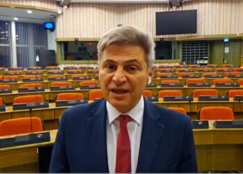 Ο Φαραντούρης ανακοίνωσε τη συμπόρευσή του με το ΠΑΣΟΚ: «Δεν θα είμαι υποψήφιος στις εθνικές εκλογές»