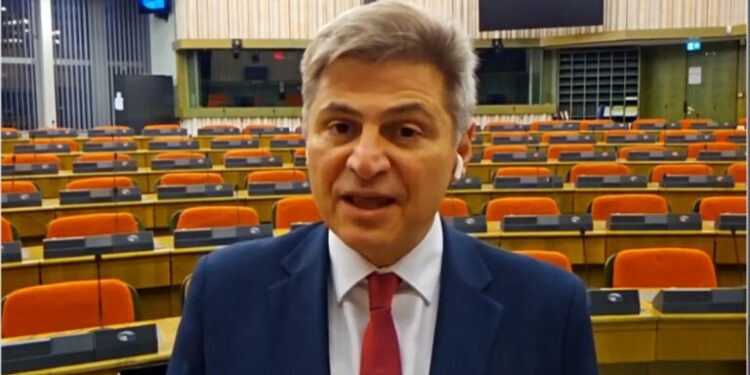 Ο Φαραντούρης ανακοίνωσε τη συμπόρευσή του με το ΠΑΣΟΚ: «Δεν θα είμαι υποψήφιος στις εθνικές εκλογές»