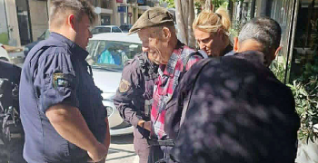 Πάτρα: Έκανα ότι ήμουν πελάτης, μου είπε «τώρα θα με δείξουν όλα τα κανάλια» – Τί λέει ο αστυνομικός που συνέλαβε τον 89χρονο πιστολέρο