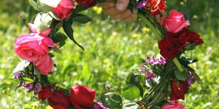 Πσιτ! Ποιο χωριό της Δυτικής Αχαΐας υπόσχεται το μεγαλύτερο στεφάνι την Πρωτομαγιά;