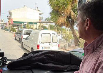Κάτω Αχαΐα: Ανεβήκαμε στο λεωφορείο με τον Δήμαρχο και … “πέσαμε” πάνω σε παράνομες σταθμεύσεις! Τί είπε για τις διορθωτικές παρεμβάσεις -ΒΙΝΤΕΟ