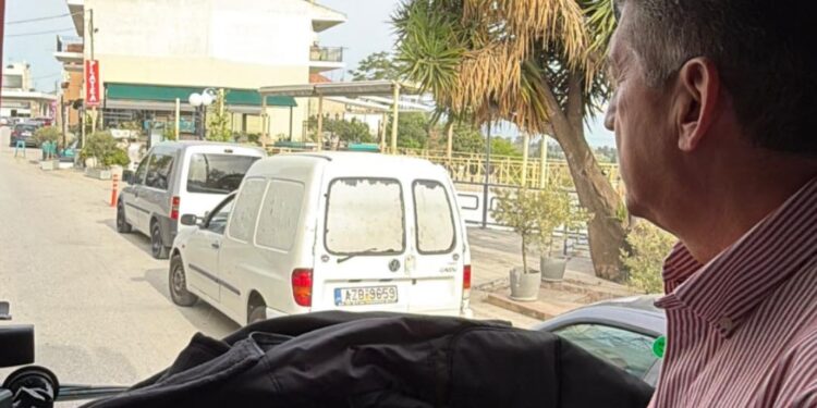 Κάτω Αχαΐα: Ανεβήκαμε στο λεωφορείο με τον Δήμαρχο και … “πέσαμε” πάνω σε παράνομες σταθμεύσεις! Τί είπε για τις διορθωτικές παρεμβάσεις -ΒΙΝΤΕΟ