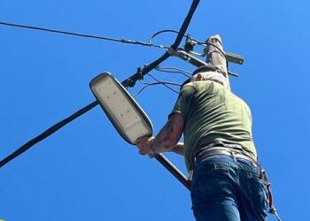 Πσιτ! Φωτίστηκε και η είσοδος της Αχαγιάς με led