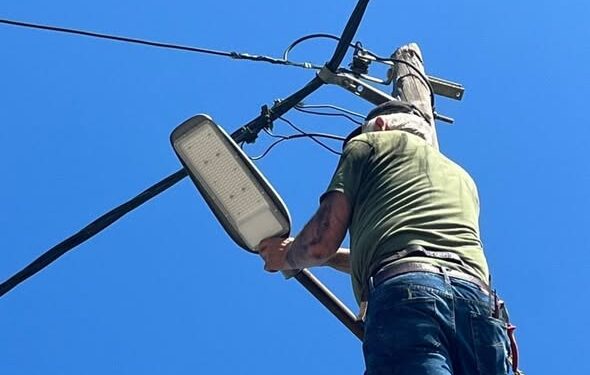Πσιτ! Φωτίστηκε και η είσοδος της Αχαγιάς με led